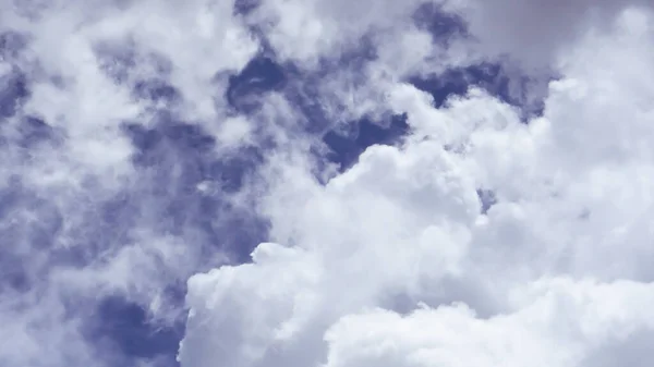 Mevsimsel ya da doğanın yaratıcı gelişimi için beyaz bulutları olan güzel Mavi Gökyüzü  