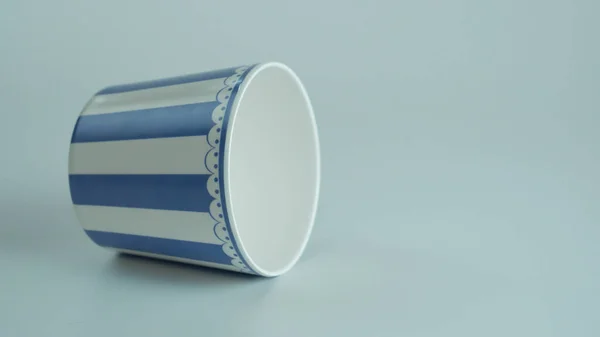 Beyaz arkaplanda mavi ve beyaz patlamış mısır kabı izole edildi 