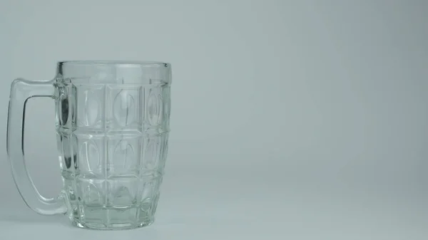 Bira Glass resmi beyaz arkaplanda izole edildi 