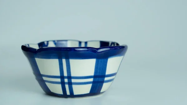 Beyaz arka planda izole edilmiş güzel mavi ve beyaz seramik kase. 