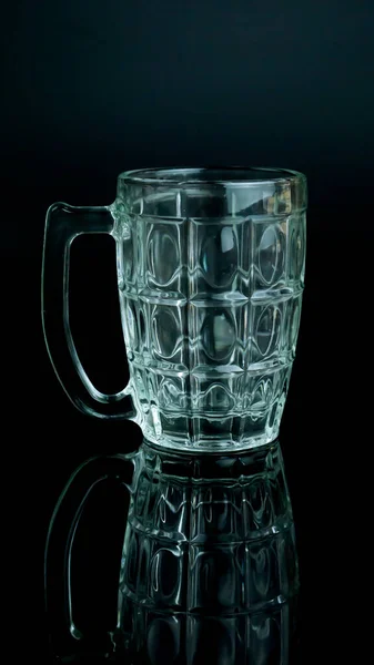 Tazza Birra Con Bel Riflesso Isolato Sfondo Nero — Foto Stock