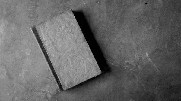 Geriye dönük efekt vermek için yerde tutulan eski bir kitap