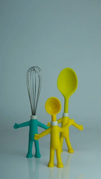 Beyaz arkaplanda kaşıklar gibi komik karakterler  