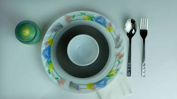 Beyaz Zemin Üzerinde Çatal Bıçak Bulunan Yemek Tabağının Üst Görünümü — Stok fotoğraf