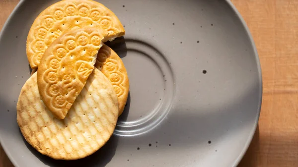 Hint çay saati bisküvileri güzel bir sabah gölgesi olan gri tabakta tutulur. 