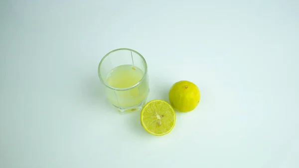 Dilimlenmiş limon ve limon suyu mini bardakta duruyor. 