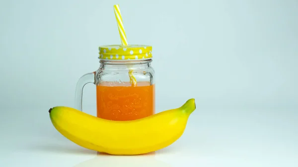 Kahvaltı için portakal suyu ve taze muz dolu bir kavanoz.