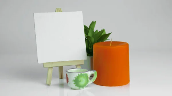 Aksesuarlı küçük boş bir tuval.  