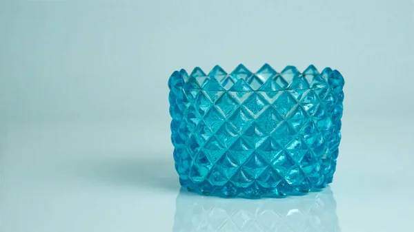 Güzel Klasik Mavi Kristal Kasesi, izole edilmiş arka planda, zeminde yumuşak bir yansıması var.  