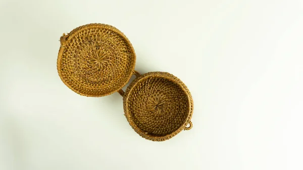 Beyaz arka planda izole edilmiş, hediye veya dekorasyon için el yapımı minyatür baston kutusu 