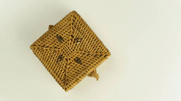 Beyaz arka planda izole edilmiş, hediye veya dekorasyon için el yapımı minyatür baston kutusu 