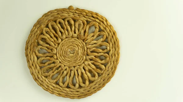 İki jüt bardak altlığı arka planda üst üste tutulur. 