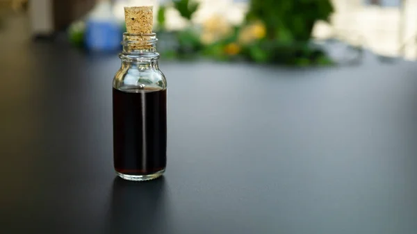 Temiz cam şişeler Aroma Terapisi öneri olarak yumuşak arka planda saklandı  