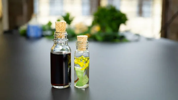 Temiz cam şişeler Aroma Terapisi öneri olarak yumuşak arka planda saklandı  