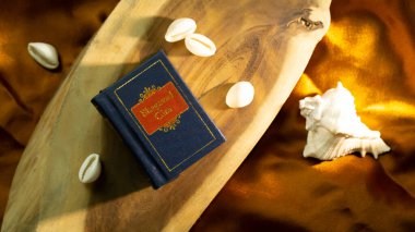 Hindu kutsal kitabı 'Bhagvad Gita' diğer ruhani aksesuarlarla birlikte ahşap bir zeminde tutulur.  