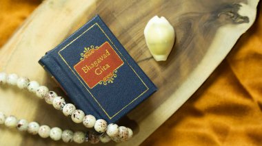 Hindu kutsal kitabı 'Bhagvad Gita' diğer ruhani aksesuarlarla birlikte ahşap bir zeminde tutulur.  