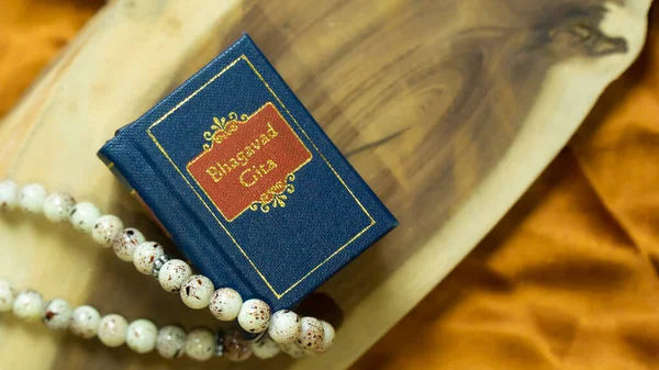 Hindu kutsal kitabı 'Bhagvad Gita' diğer ruhani aksesuarlarla birlikte ahşap bir zeminde tutulur.  