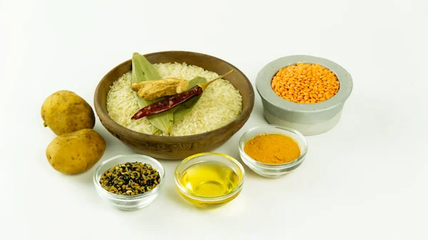 Hindistan çiğ baharatlarının ahşap bir zemindeki renkli küçük kil kaplar üzerinde düzenlenmesi. 