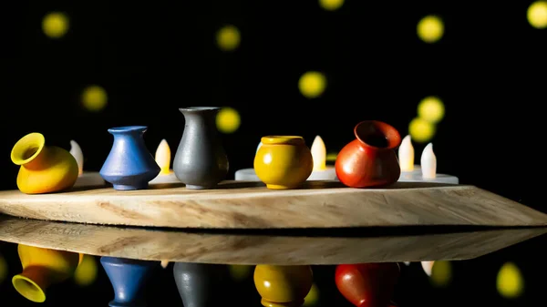 Koyu arkaplanda parlak yansıması olan renkli mini kil esrar düzeneği 