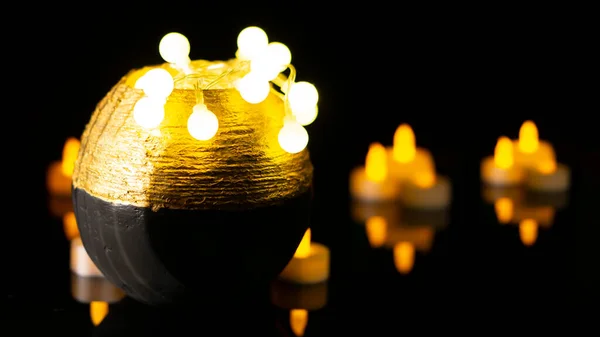 Koyu arkaplanda parlak yansıması olan renkli mini kil esrar düzeneği 