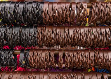 satır renkleri siyah ve kahverengi ile yan yana asılı deri bileziği