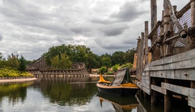 Kaatsheuvel, Hollanda - 15 Eylül 2018: Efteling, yatay bir roller coaster
