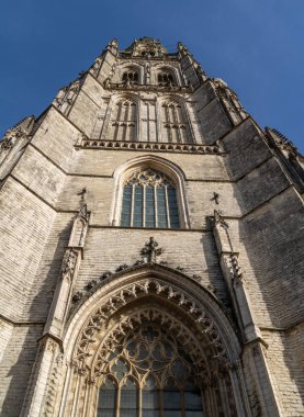 Breda, Hollanda - 29 Eylül 2018: Dini katedral kilise parlak güneş ışığı ile