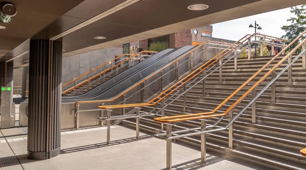 Escaleras Estación Tren Urbana Con Luz Solar Brillante —  Fotos de Stock