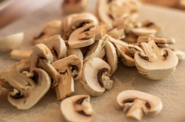 Bir ev mutfağında kesme tahtasının üzerinde yatan mantarlar..