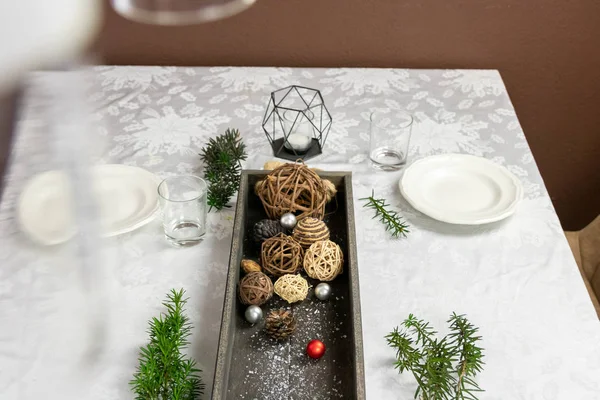 Рождественский обеденный стол с большим количеством украшений . — стоковое фото