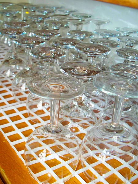 逆さまの棚のワイングラス — ストック写真