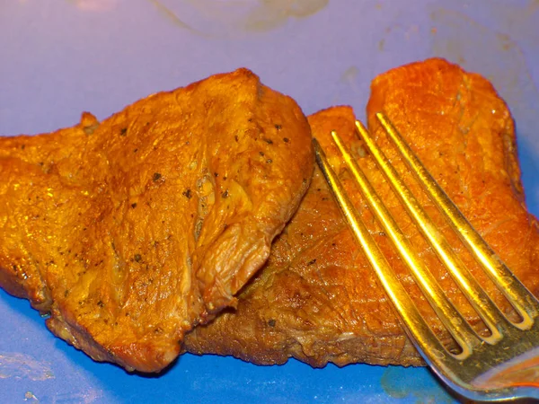 Два Стейка Sirloin Блюде Голубой Подачей Вилка — стоковое фото