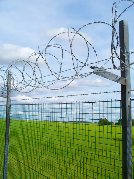 Hoog Prikkeldraad Security Fence — Stockfoto
