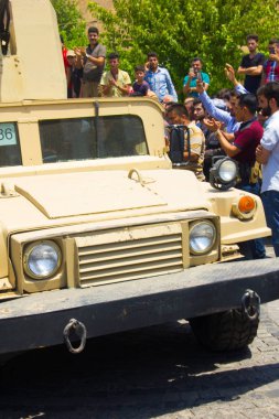 Erbil'ın Valiliği Binası dış İslami devlet kuşatma askerler ve seyirci toplamak