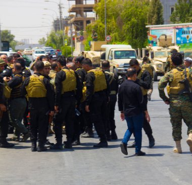 Kürt özel kuvvetler ve İstanbul askerler Erbil'ın hükümet dışında Isis kuşatma sırasında bina toplamak. Irak-Kürdistan'üzerinde 23 Temmuz 2018. Kürt güvenlik güçlerinin tüm üç Daesh teröristler etkisiz hale.