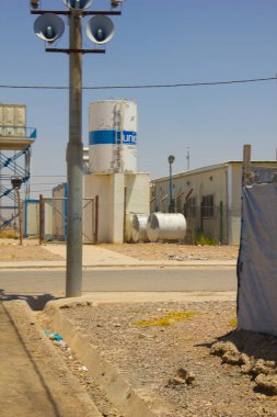 Megafon ve UNICEF watertank Darashakran mülteci kampı Erbil, Irak Kürdistan planda