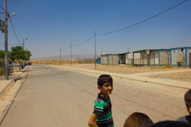 Bir çocuk dışında bir okulda Darashakran mülteci kampı Erbil, Irak Kürdistanı, Temmuz 2018