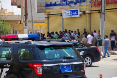 Polis arabaları yolun üzerinde 23 Temmuz 2018 Irak-Kürdistan'bina hükümet İslam devleti saldırıları engellemek. Kürt güvenlik güçlerinin tüm üç Daesh teröristler etkisiz hale.