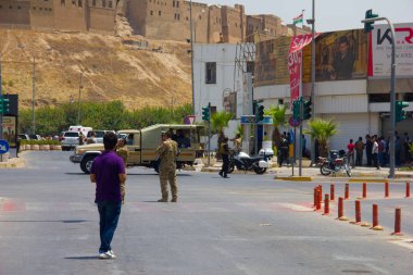 Kürt İstanbul asker yolu üzerinde 23 Temmuz 2018 Irak Kürdistan İslam devleti saldırı altında Erbil ili bina dışında kapatıyor. Kürt güvenlik güçlerinin tüm üç Daesh teröristler etkisiz hale.