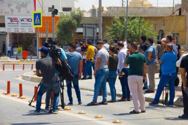 İslami devlet kuşatma Irak-Kürdistan ' 23 Temmuz 2018 bina Erbil'ın Valiliği, dışarıda gazeteciler ve seyirci toplamak. Kürt güvenlik güçlerinin tüm üç Daesh teröristler etkisiz hale.