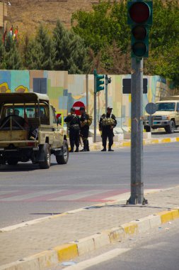 Kürt özel kuvvetler engelleme yolu üzerinde 23 Temmuz 2018 Irak Kürdistan İslam devleti saldırı altında Erbil ili bina dışında. Kürt güvenlik güçlerinin tüm üç Daesh teröristler etkisiz hale.