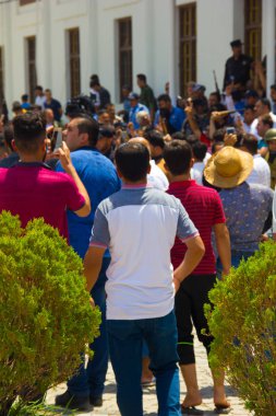 Gazeteciler, seyirci askerler ve Irak-Kürdistan ' 23 Temmuz 2018 bina Erbil'ın Valiliği, İslami devlet kuşatma dışında toplamak. Kürt güvenlik güçlerinin tüm üç Daesh teröristler etkisiz hale.