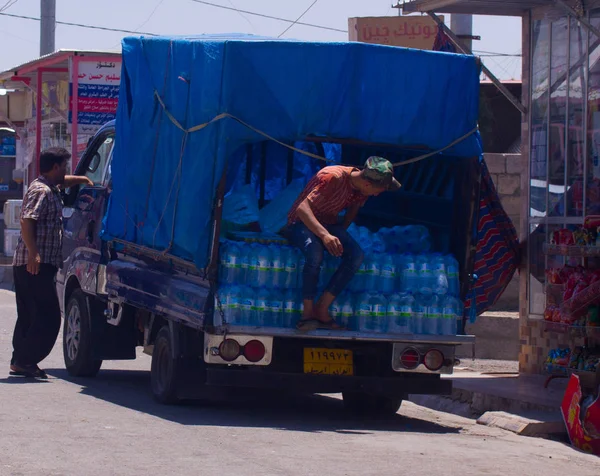 Láhve Vodu Doručovány Uprchlického Tábora Erbilu Irácký Kurdistán Darashakran — Stock fotografie