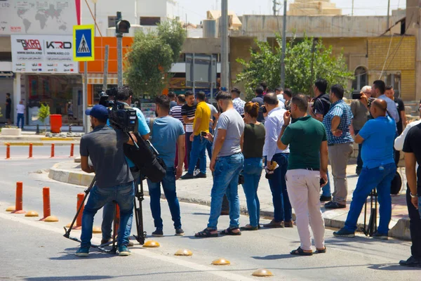 Journalisten Toeschouwers Verzamelen Buiten Islamitische Staat Beleg Erbil Van Gouvernement — Stockfoto