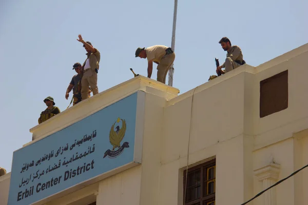 Soldados Kurdos Alto Edificio Frente Gobernación Erbil Que Hombres Armados — Foto de Stock