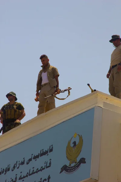 Koerdische Soldaten Bovenop Een Gebouw Tegenover Erbil Gouvernement Dat Islamitische — Stockfoto