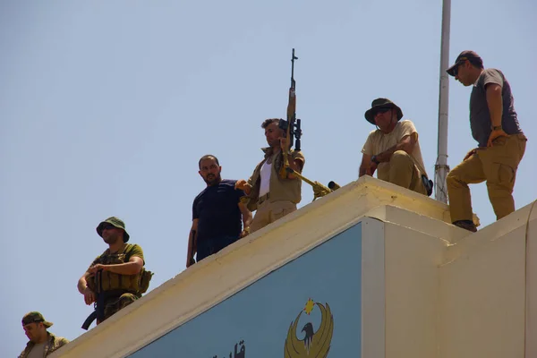 Soldados Kurdos Alto Edificio Frente Gobernación Erbil Que Hombres Armados — Foto de Stock