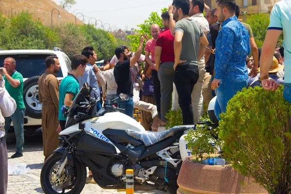 Journalisten Soldaten Toeschouwers Verzamelen Buiten Islamitische Staat Beleg Erbil Van — Stockfoto