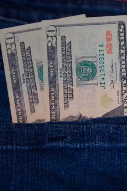 Jean'ın arka cebinde yirmi dolar faturaları