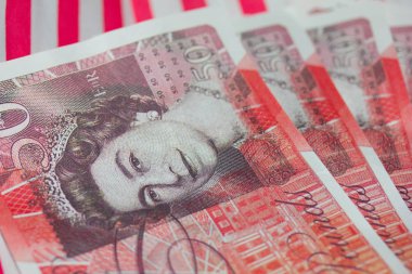 Kırmızı ve beyaz çizgili arka plan üzerine İngiliz elli Pound notlar